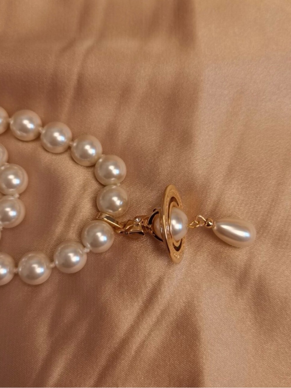 Vivienne Westwood Three Row Pearl Bas Relief Choker in Gold - Picture 3 of 7